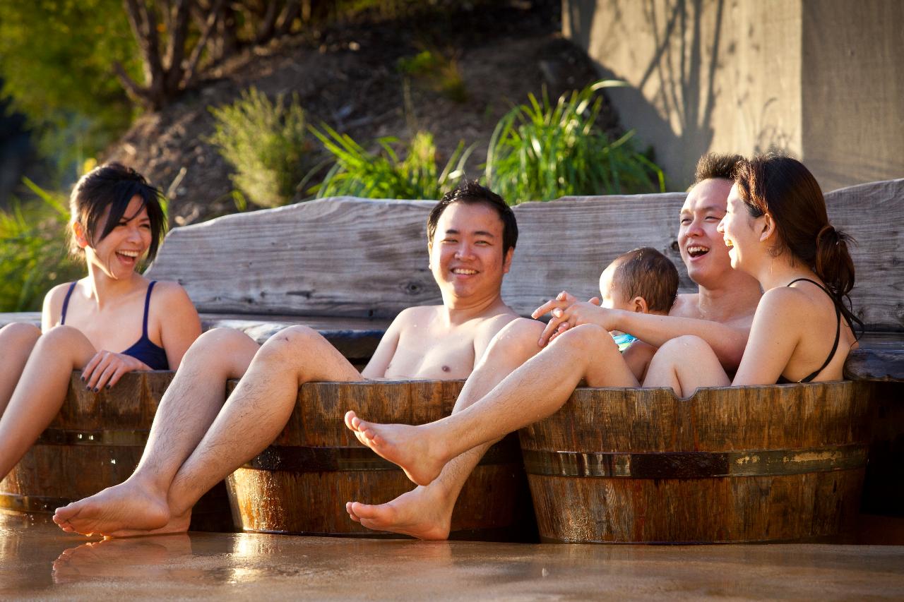 Autopia Tours: Peninsula Hot Springs Spa Entry + Shuttle Bus