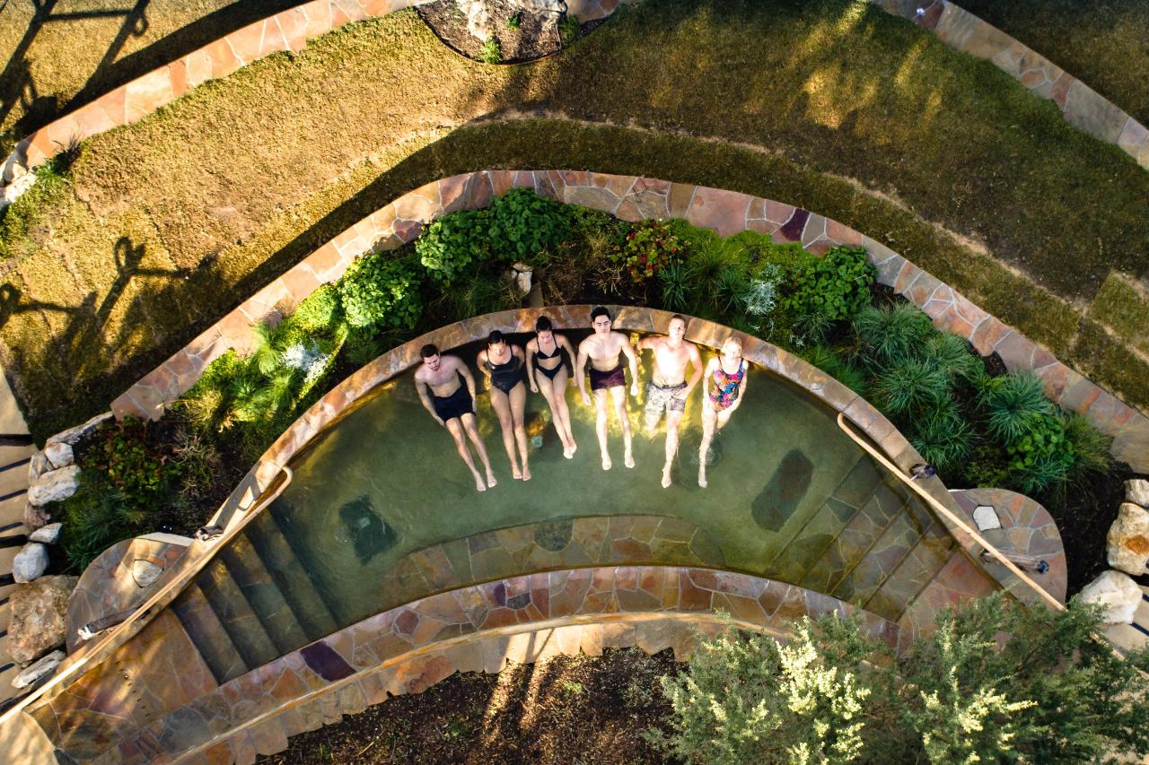 Autopia Tours: Peninsula Hot Springs Spa Entry + Shuttle Bus